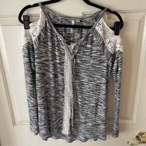 EST 1946, cold shoulder gray long sleeve, lace detailing. Sz small (1006)